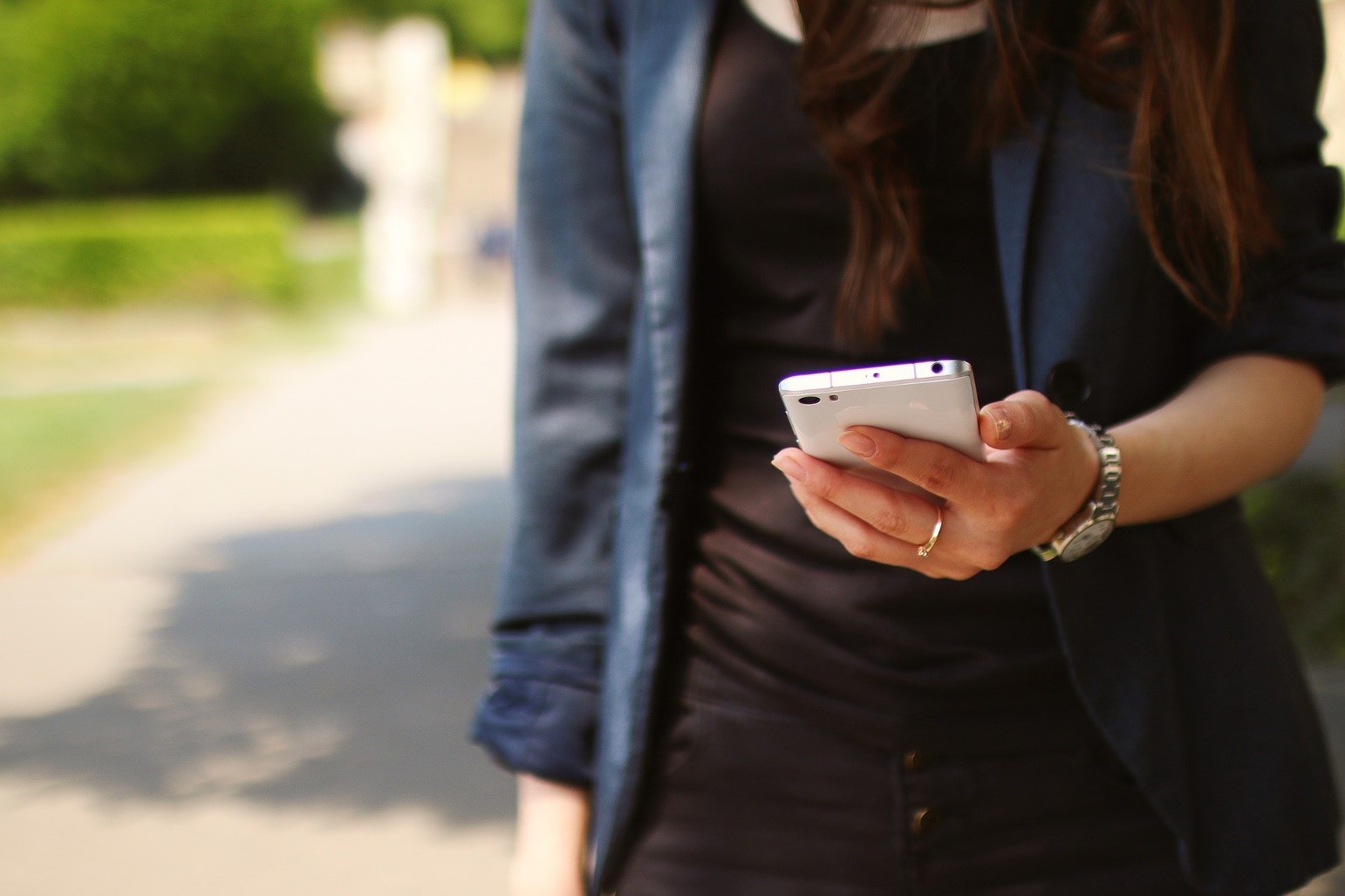 Mobile Banking, woman on phone